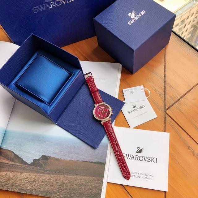 配盒.支持香港 美国直邮 中国专属故宫款 这款奢华腕表完美融合现代与传统之美 能让任何服饰都增色不少 现代不锈钢表壳及亮眼的蓝色阳光表盘 另有 100 颗密镶透