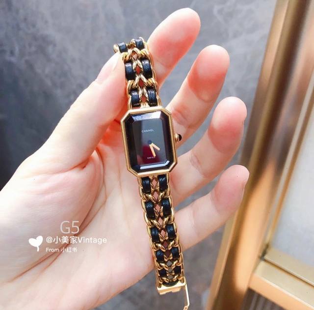 Miere系列腕表 1987年灵感源自巴黎芳登广场的轮廓 中古方糖 表径26.1X20毫米 表壳材质精钢 漆面表盘 矿物质水晶玻璃 表冠镶嵌蛋面切割缟玛瑙 表冠