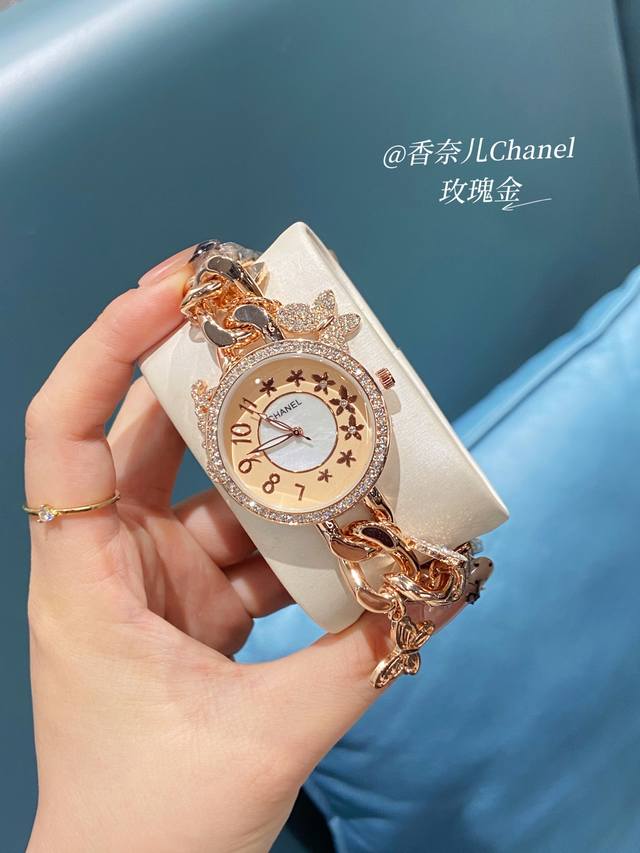 香奈儿的 Lady Dior 系列中的手表是手链款 香奈儿的这一系列产品 以其简约而不失高雅的设计 精致的做工和独特的历史背景 成为时尚界的经典之作 它不仅是香