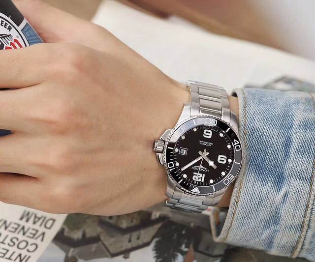 全新41Mm同步明星产品 专为追求卓越品质和拥有优雅态度的品味人士设计 康卡斯潜水系列 采用全新8215日本全新进口机零故障精准走时性能稳定 表壳采用高科技材质