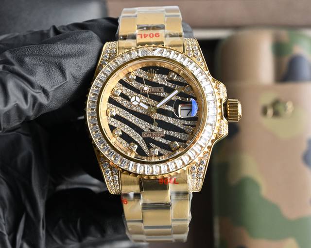 新品 劳力士顶级玩物毒货 不喜欢撞款街表水鬼的你 他绝对是你的知音 用劳力士最经典的潜航系列水鬼作为原型 经过圈口的二次改装 然后镶嵌顶级天然皓石 大闪亮 难度