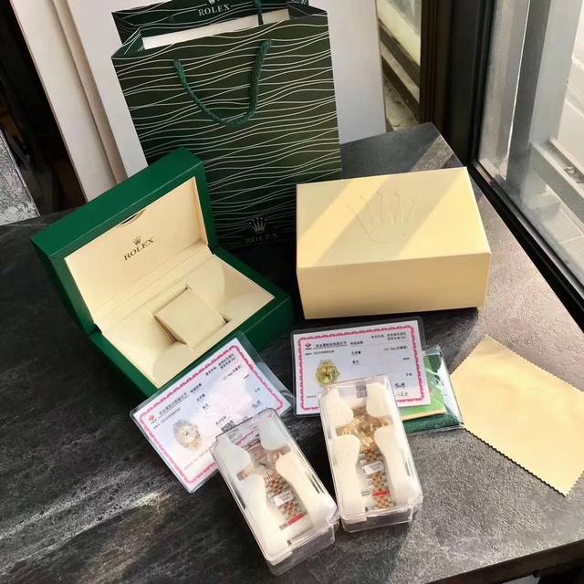 有钱人的快乐就是这么朴实无华 真正意义上的金表来啦 通体包金18K金 厚度达5Um Gtc中国权威认证证书 联网可查 表径41Mm 装载瑞士原装Eta-2824