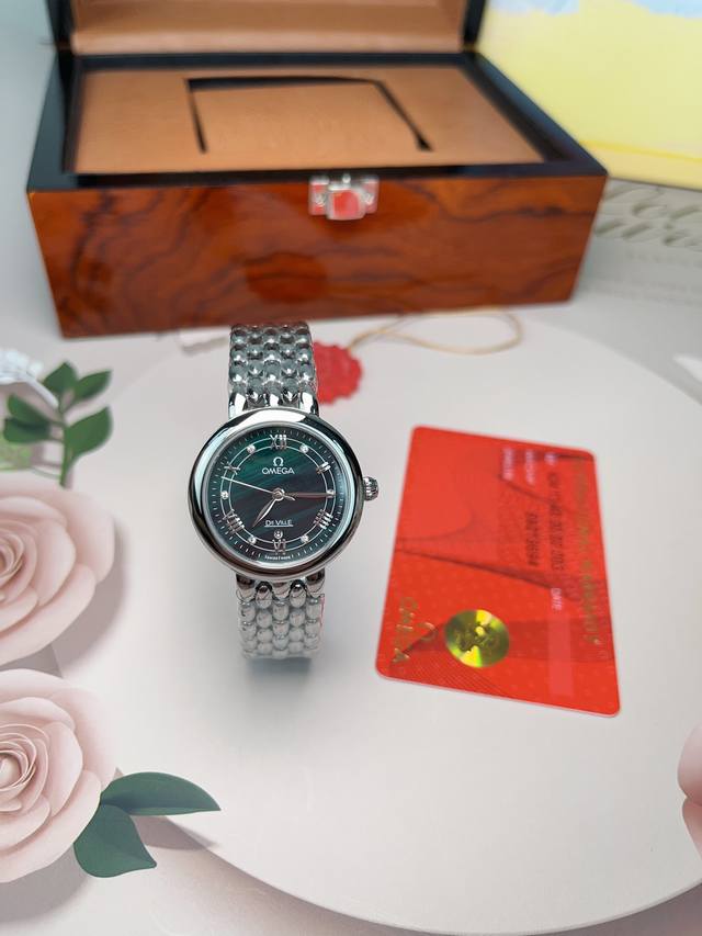 时尚石英女款 欧米茄 来自典雅系列卓越的惊艳亮相将华贵珠宝的优雅魅力与卓越时计的精准技术完美结合 露珠 连结成一条光华夺目的表链 流畅的线条洋溢着柔美灵动的女性