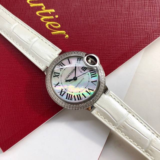 卡地亚33Mm蓝气球到货 出场即颠 重金磨砺 经典款蓝气球Gd专属品质 女神必备款厚积薄发 亮点一 表壳纤细 壳身弧度优美 线条感清晰饱满 把头位置居中 壳身厚