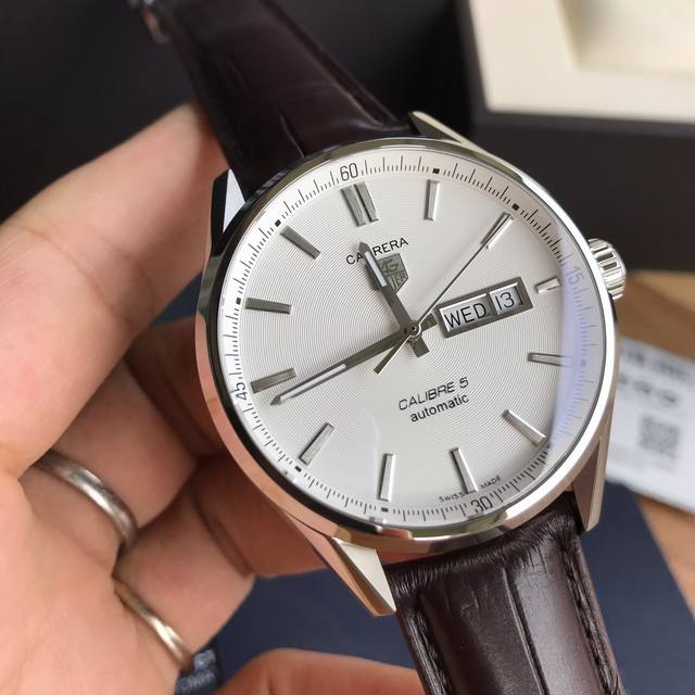 新款泰格豪雅 高颜值已上线 卡莱拉系列双日历款 原装真鳄鱼表带原装扣 五色齐 蓝宝石防弦玻璃 搭载原装瑞士Sw220机械机芯 透底设计 表壳打磨抛光精细,可以无
