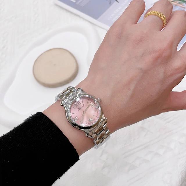 萧邦快乐钻石英手表 快乐钻 Happy Diamonds 作为萧邦最热门最畅销的系列一直以细腻的手法诠释萧邦标志性灵动钻石的概念 此系列作品柔美而时尚 都说男戴