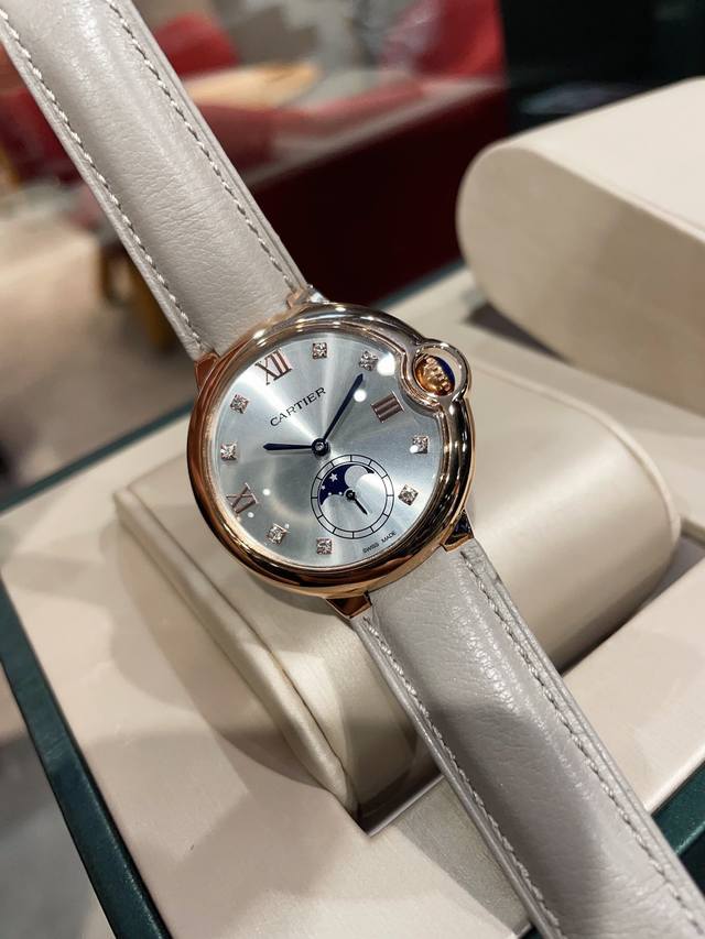 白 玫瑰金350 钻20 最火爆的颜色 完美的治愈色 很气质的颜色 荔枝纹皮饱和度恰到好处 细腻的羊皮戴上手超级柔软舒适关键是超显手白 卡地亚蓝气球镶钻面黄金奢