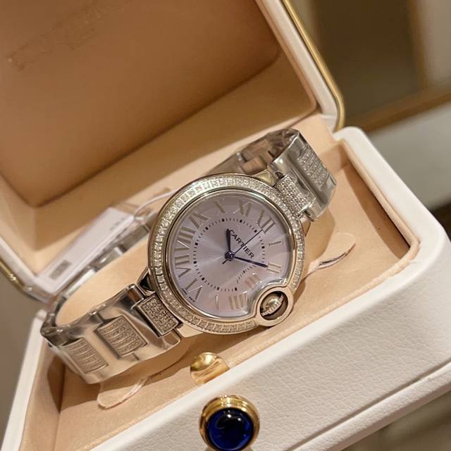 光圈 钻圈550 ballon Bleu De Cartier卡地亚蓝气球腕表奢华系列 百搭尺寸33Mm 简约又别具品味 摒弃了现代盛行的繁复华丽的修饰 以简约