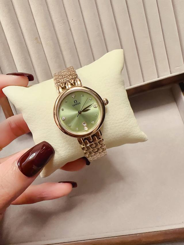 白钢 枚350钻+30 欧米茄 简约大气女款 进口石英机芯 矿物质玻璃镜面 316L精钢表壳 直径28Mm厚8Mm 该款腕表备受女性喜爱 在不同的场合 映耀着她