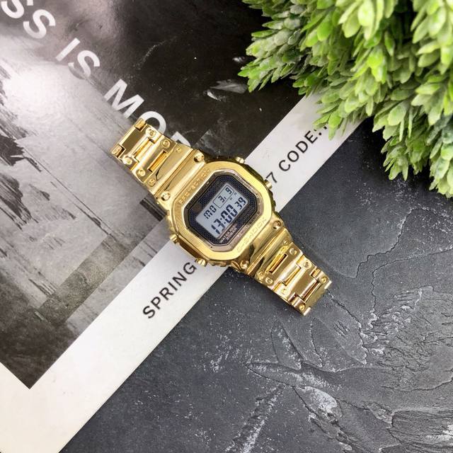 限量版 G-Show-B5000方带表 采用了极为用心的抛光和打磨显得质感非常高级 经典的G-Sho壳形金属化之后 充满军事风和阳刚之气 全表精钢壳套 自动抬手