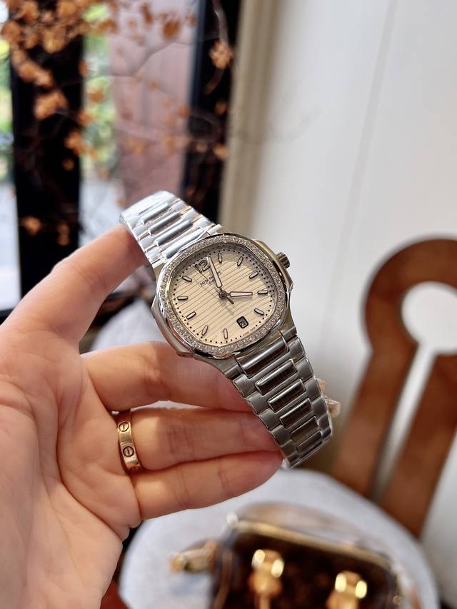 人间小富婆得选择 时尚优雅女士鹦鹉螺7118系列 这绝对是百达斐丽的毕业款啦 小红书刷不完的种草 简约素净 佩戴起来非常素雅大气 女神必备款 尺寸35Mm 石英