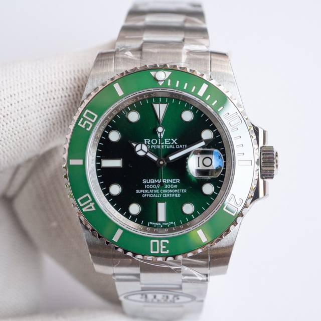 顶级聊 潜航者版水鬼强势来袭 特别是绿水鬼116610的圈口诚意满满 整个陶瓷圈脱胎换骨 按照全新的配方和温度烧制 肉眼下成色和原装毫无差异 彻底碾压市面所有版