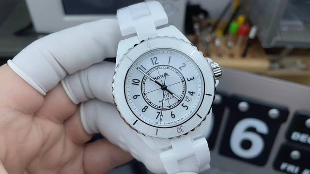 Bv+ 匠心之作 全新J12腕表 换芯 献礼20周年 最新版本细节 表壳简化为38毫米男女通杀单一尺寸 边缘凹槽从老款30增加至40个 使表盘显得更宽阔 表冠直