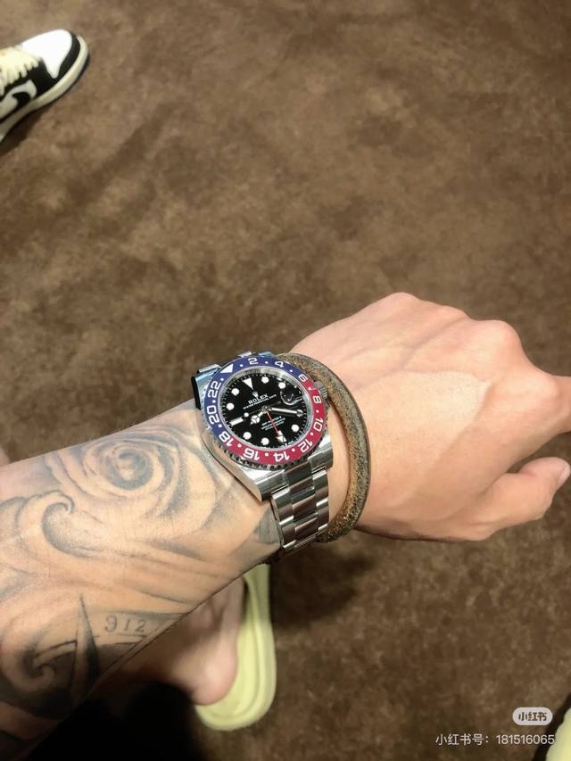 顶级版本 劳力士格林尼治 百事可乐圈 红蓝全黑圈口 三珠五珠在造巅峰 世界范围 劳力士就是最受欢迎的 这点不可否认 直接介绍吧 圈口拼接的陶瓷圈难度很大 要两个