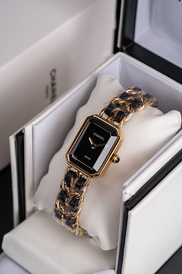 最新版本 香奈儿 Chanel premi Re Rock腕表 这应该是中古表的天花板了 premi Re腕表的八角形轮廓与巴黎芳登广场的形状如出一辙 自198