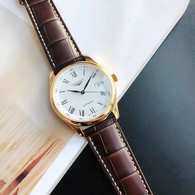 经典重现 无与伦比 升级爆款 名匠系列40Mm腕表 升级1 原装同步40Mm表径 升级2 拱形双卜蓝宝石玻璃 升级3 秉承三码合一 升级4 大厂工艺表壳 表链精