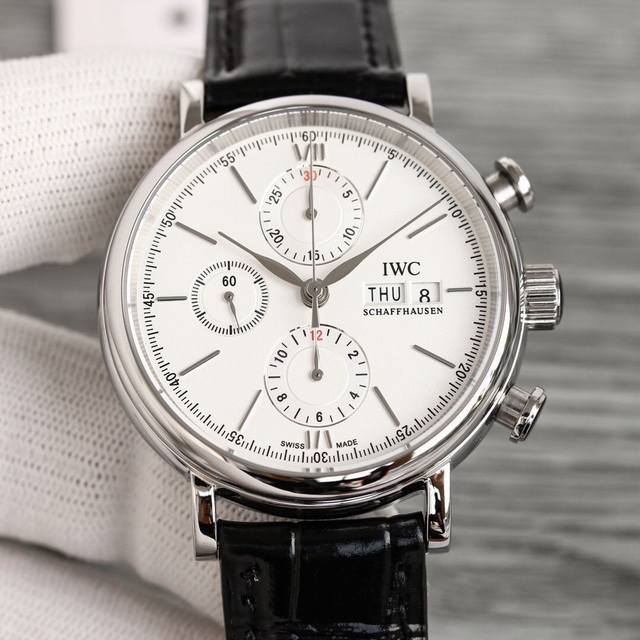 Tw倾情演绎 Iwc 万国 波涛菲诺计时腕表 Rb2 腕表尺寸42Mmx13.5Mm 完美同步 表壳以精钢材质打造 通过细致的抛光打磨之后呈现出细腻光泽 表耳弧