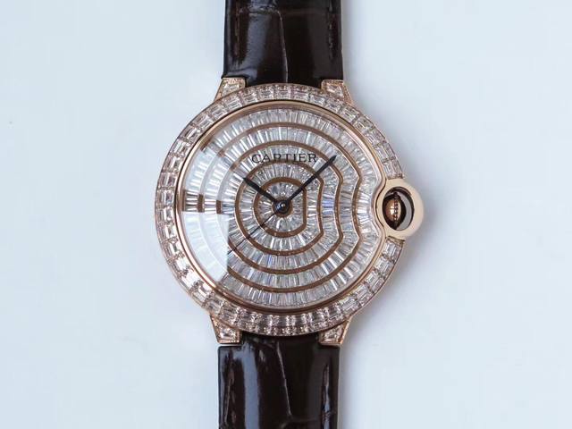 V2升级版 蓝气球方钻满天星修正升级了1依旧延用顶级国际相同镶嵌工艺 纯手轨道镶嵌 此镶嵌工艺是独创专利 沿用蓝气球标志罗马面搭配上轨道镶嵌工艺纯手工制做 完美