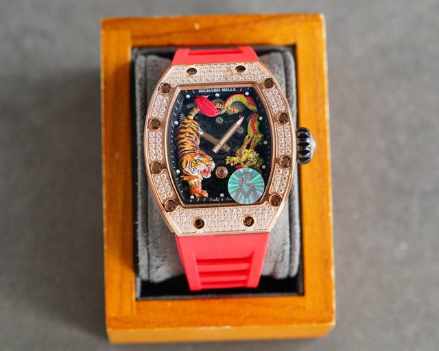 Rm厂出品在2014年发布了一款Rm51-01的腕表 即 Tiger And Dragon-Michelle Yeoh 翻译过来的话就是龙虎陀飞轮腕表 这名字是