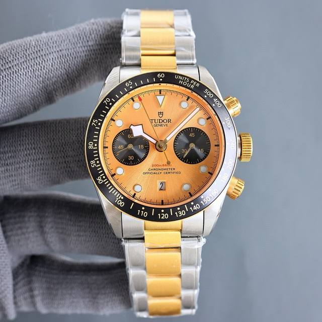 Twfactory 帝陀最新款碧湾计时型 Black Bay Chrono 精钢款腕表 1壳套采用磨砂及磨光316L精钢打造 2直径41Mm 3圆拱形表盘充满复