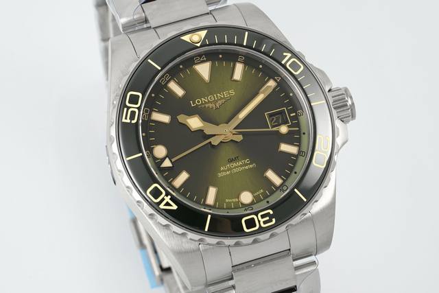 Af新品上市 af潜水+Gmt双赢 康卡斯潜水Gmt系列腕表 表径41Mm 既保留了潜水表的运动感 又适合大多数人佩戴 表壳采用精钢材质打造 经过抛光和拉丝处理