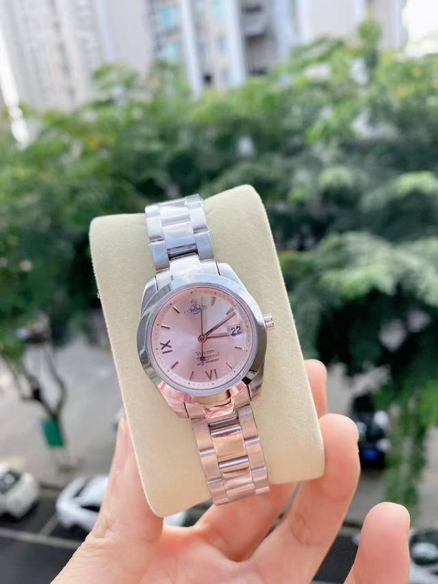 新款到 Viviennewestwood薇薇安西太后石英腕表 优雅时尚女士手表 经典阳光射线纹饰 时尚颜色表盘带来满满质感 12点钟位置浮雕土星标志 搭配小土星