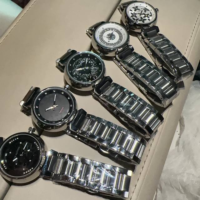 Lv Lv Lv路易威登 送女友首选推荐推荐 蓝宝防刮镜面 瑞士进口石英机芯 尺寸 33Mm 厚度 12Mm 女神必Buy得手表 获赞无数 必须点赞 本款备受时