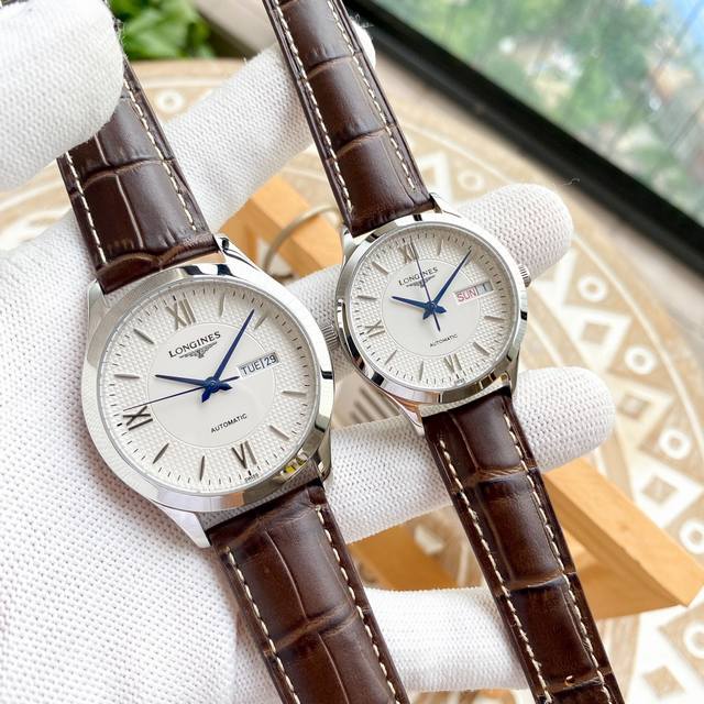 白 金300精品情侣对表携手而来 简约精致 品质精湛 热卖全城 采用进口机芯 顶级316精钢表壳 进口小牛皮表带 矿物质超强镜面 男款尺寸40*10 女款尺寸