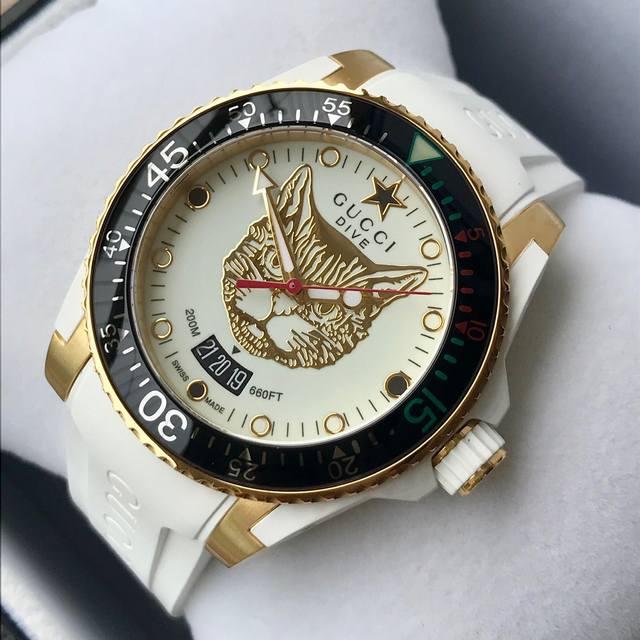 支持香港 美国直邮 gucci 古驰原单中性潜水表 以品牌标志性动物图案和夜光显示为表盘 应用不锈钢材质 经缎面拉丝润饰 并搭配与表盘配色一致的橡胶表带 表圈还