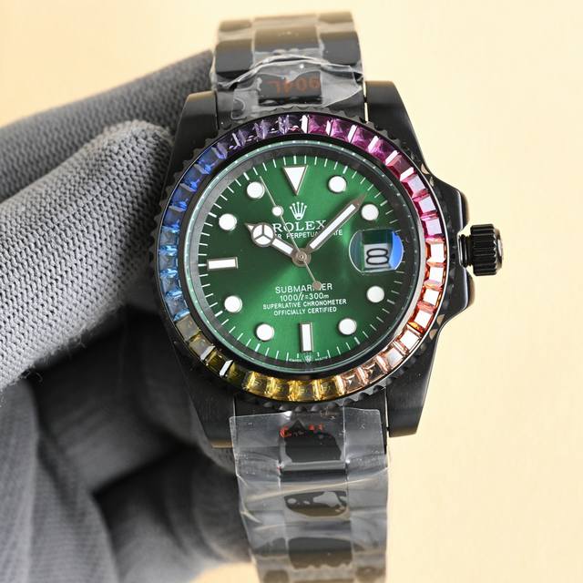 劳力士顶级玩物毒货 不喜欢撞款街表水鬼的你 他绝对是你的知音 用劳力士最经典的潜航系列水鬼作为原型 经过圈口的二次改装 然后镶嵌顶级天然皓石 大闪亮 难度极高