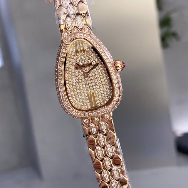 新款Serpentiseduttori鎏光蛇影腕表瑞士机芯 凭借蛇头造型 满天星表盘和蛇鳞表链勾勒灵蛇的蜿蜒之美 表冠上镶嵌一颗蛋面形切割粉色红碧玺 诠释晶莹剔