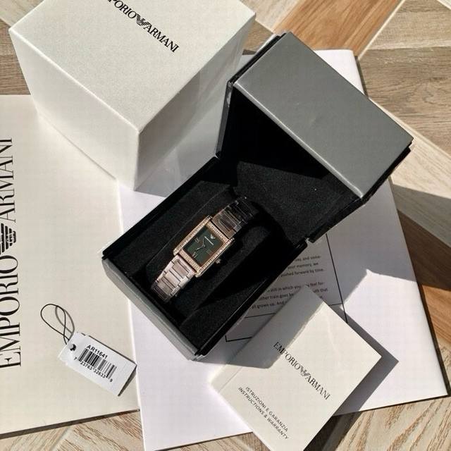 新款到 原厂阿玛尼Armani石英女式腕表 Ar11641 全新复古小方表系列 纤薄罗马表盘上绿金配色的大胆格调 举手投足间尽显优雅华贵气质 搭载原装进口机芯