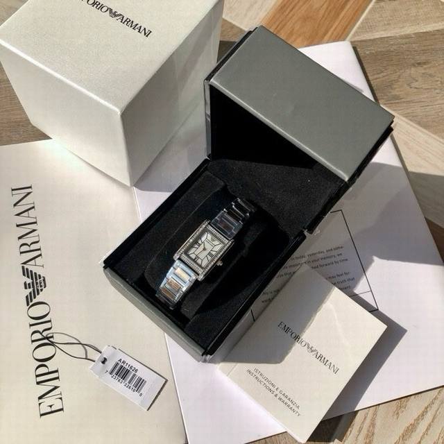 新款到 原厂阿玛尼Armani石英女式腕表 Ar11626 全新复古小方表系列 纤薄罗马表盘闪耀着莹润贝母光泽 宛如星光缠绕腕间 举手投足间展露灵动知性魅力 搭