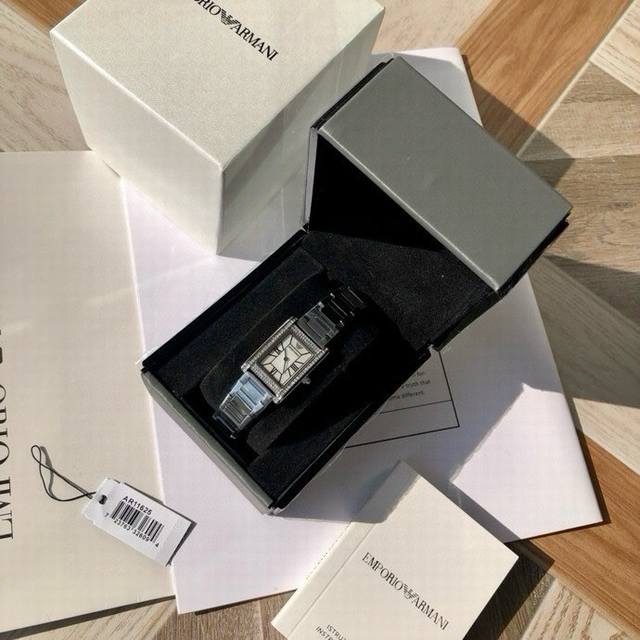 新款到 原厂阿玛尼Armani石英女式腕表 Ar11625 全新复古小方表系列 纤薄罗马表盘闪耀着莹润贝母光泽 宛如星光缠绕腕间 举手投足间展露灵动知性魅力 搭