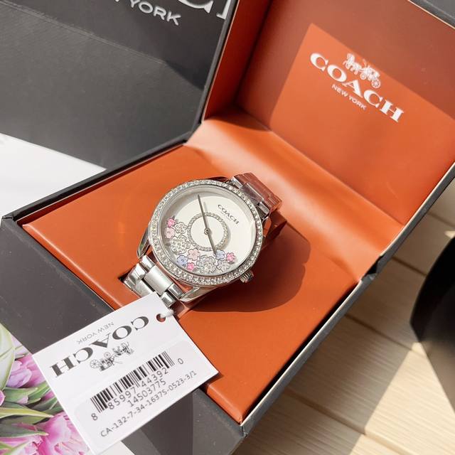 新款蔻驰Coach preston系列茶玫瑰表盘到货啦 玫瑰是浪漫的代言词 当朵朵茶玫瑰铺开在表盘之上 似有芬芳馥郁之息来与你一起迎接所有的美好与浪漫表盘花朵随