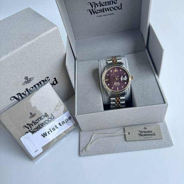 Viviennewestwood西太后紫色浮雕表盘 土星元素 石英机芯精钢表带 女表 时尚紫色钢带石英腕 表盘为神秘紫色表盘 字母浮雕效果 设计的灵感来自时尚而