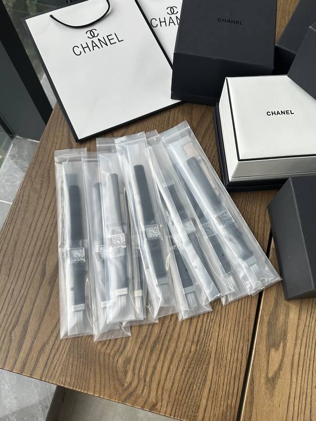 出日本订单的香奈儿Chanel罗马字小方糖腕表来啦 诞生于1989年 这是一款当年的限量款 数量及其稀有 拥有的人更是少 虽然时间久远 但经典永不落幕 现在是时