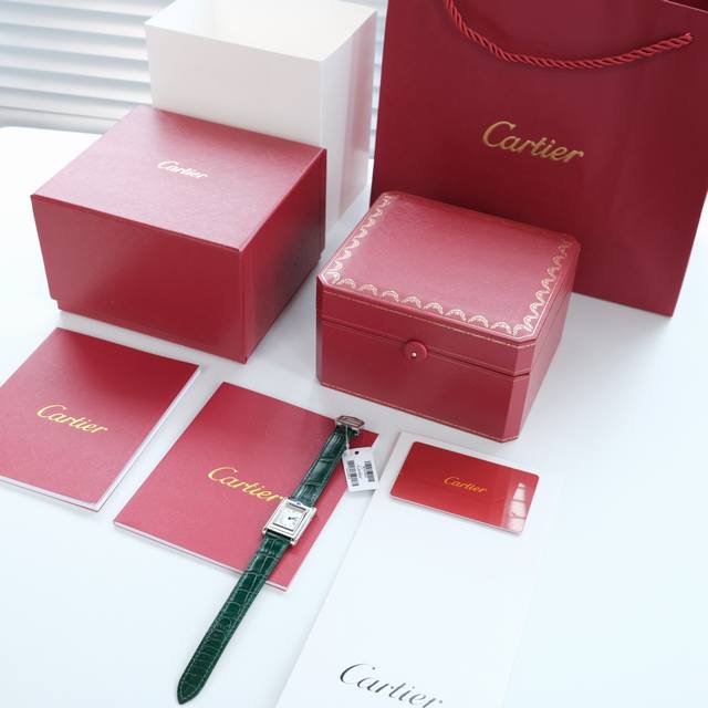 最新卡地亚翻转坦克来袭 独特的设计 让你与众不同 卡地亚 Cartier的Tank Reversible系列诞生于1932年 也就是今日Tank Bascula