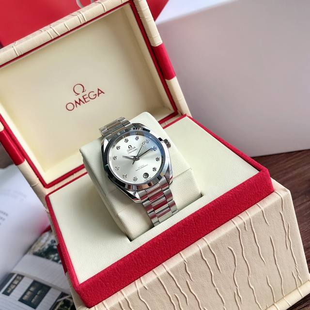 欧米茄海马系列女款型号22010342060001表盘尺寸38Mm大小适中 表壳表带整体采用316L精钢材质 表壳也是经过了打磨拉丝抛光工艺处理 非常的具有质感