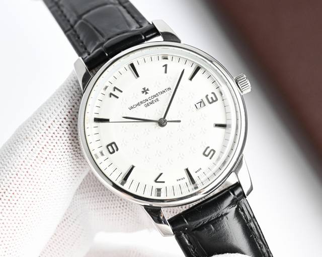 白 -金 江诗丹顿传承系列腕表升级版 该表搭载由原装9015 让表更显纤薄 频率为每小时振动28,800次对表壳的四个角弧度进行改善 表盘颜色弧度更契合 表盘打