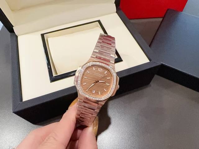 专柜全套包装 百达斐丽 鹦鹉螺7118最新配色 高级感拉满 玫瑰金 无敌巨显白 显高级 而且在灯光下面会更显大气 超级舒服的手感 上手的第一感觉 超薄 舒适 特