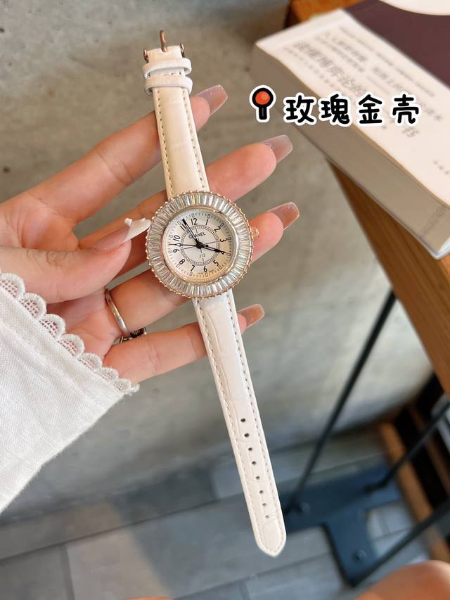 香奈儿时尚最新款简约时尚时装表精美名媛气质.耐磨镜片.. 石英机芯多种颜色选择