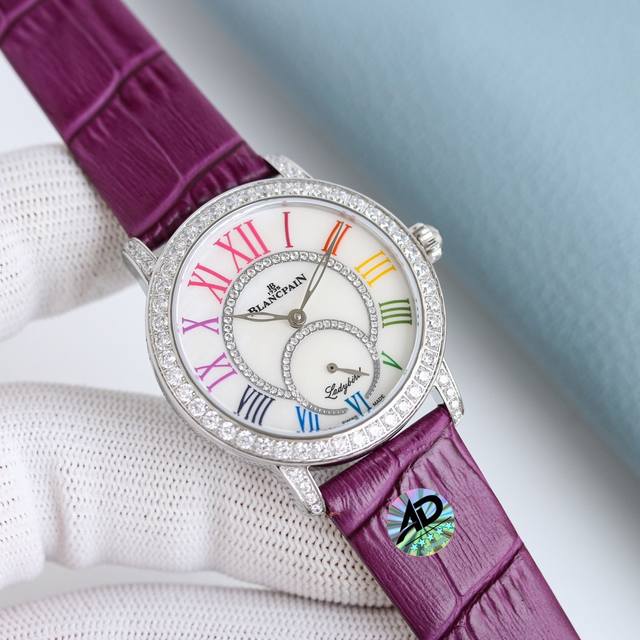 超美宝珀3661钻石女表 品牌新品 宝珀钻石舞会系列腕表惊艳登场 机芯 还原1163机芯结构 一体机提升机芯稳定性 体态高贵典雅 尽显女王风范 表盘 珍珠贝母盘