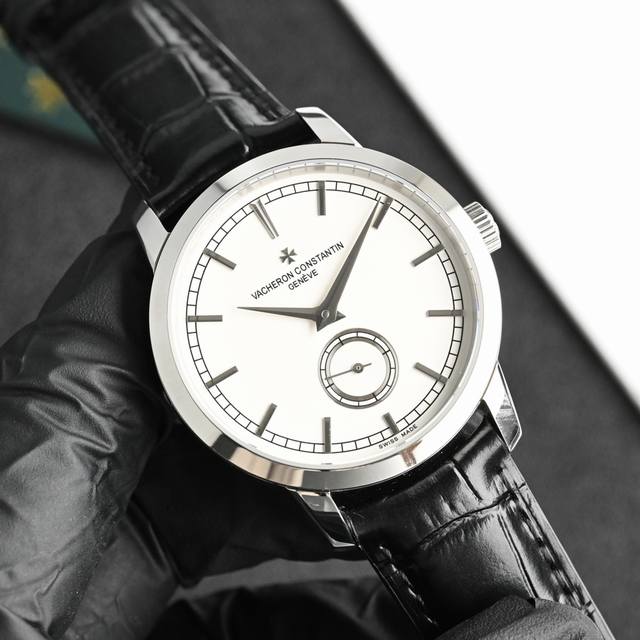 江诗丹顿 Vc 传袭系列 男士腕表 1 该表搭载4400As 全自动机械 走时精准 动力储备40小时 防水深度30米 2 表盘延续经典设计 棒状时标 3 表壳采