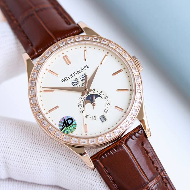 新品百达翡丽复杂功能时计施华洛方钻版 38Mm 精致与技艺的完美融合 百达翡丽复杂功能时计38Mm腕表 以优雅的尺寸与卓越的工艺 重新定义了高级制表的精致美学