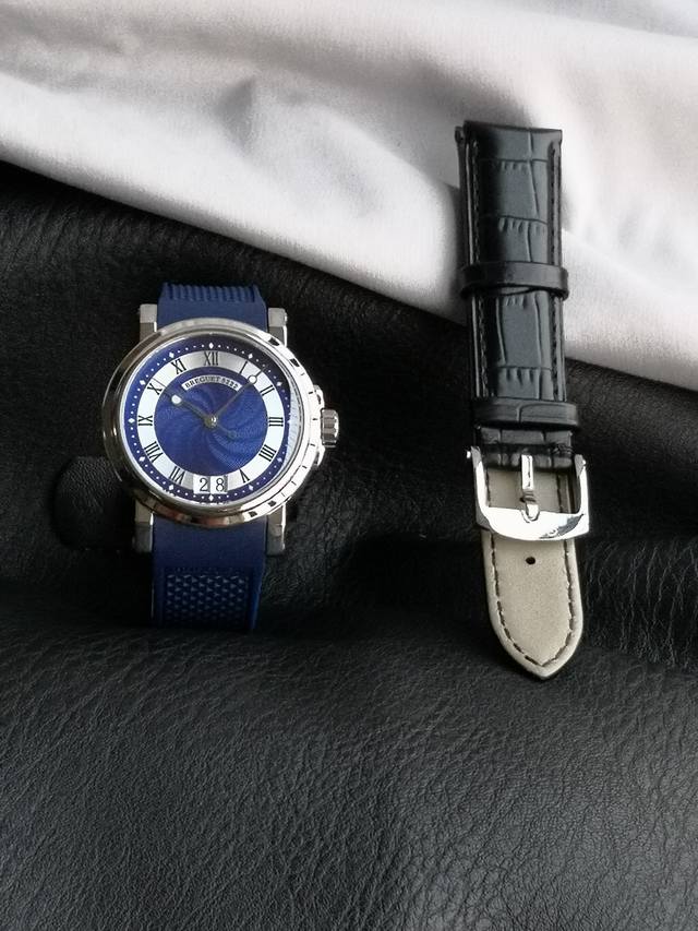 Hg限量推荐 宝玑航海系列5817St Y2 5V8腕表 精钢表壳搭配黑色天然橡胶表带 折叠扣 蓝宝石水晶玻璃 蓝色表盘 搭载Cal.517Gg自动机械机芯 尺