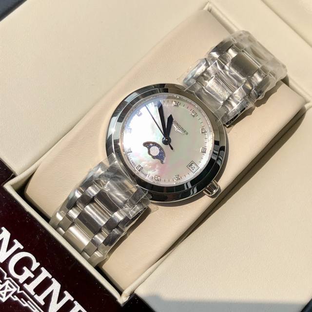 台湾厂 浪琴Longine心月系列 月相女士石英腕表 时尚又超美的气质范 适合各种场合 大气场从心月系列开始 完美品相质保一年 8000体验超值概念 石英机芯走