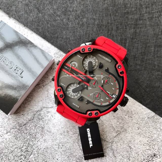 支持香港直邮 原单Diesel迪赛外贸公司原装订单, Diesel极具时尚与个性的男士手表 意大利Diesel设计 土豪金来了 金色表带黑色表盘 风格非常年轻而