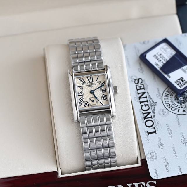 新款-Longines浪琴迷你黛绰维纳系列 专为精致优雅的当代魅力女性打造 尺寸21.5*29Mm 精致小巧的表盘 表盘厚度6.75Mm 于细微之处展现优雅风范
