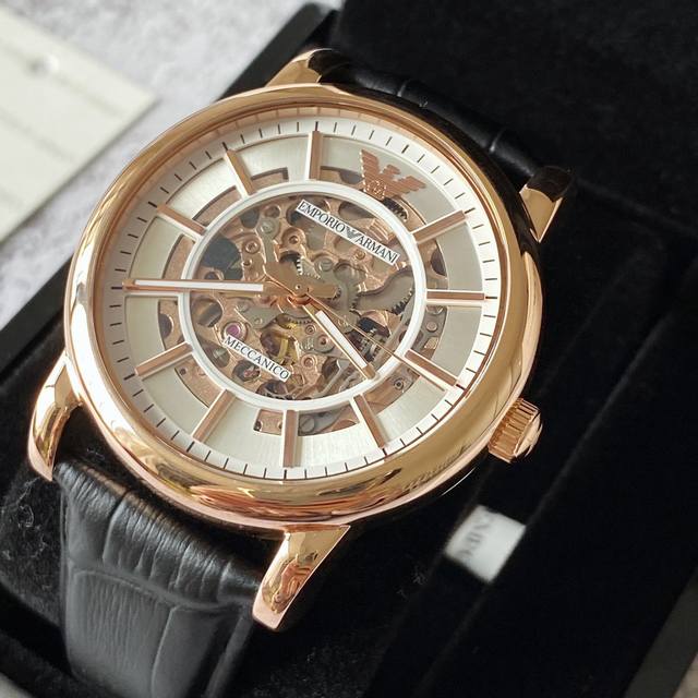 阿玛尼Ar60007玫瑰金镂空透视皮带自动机械表 镂空透视窗 质感指针 利落线条大气跃然于手 玫瑰金表盘搭配小牛皮表带大气又美观 深度防水100米